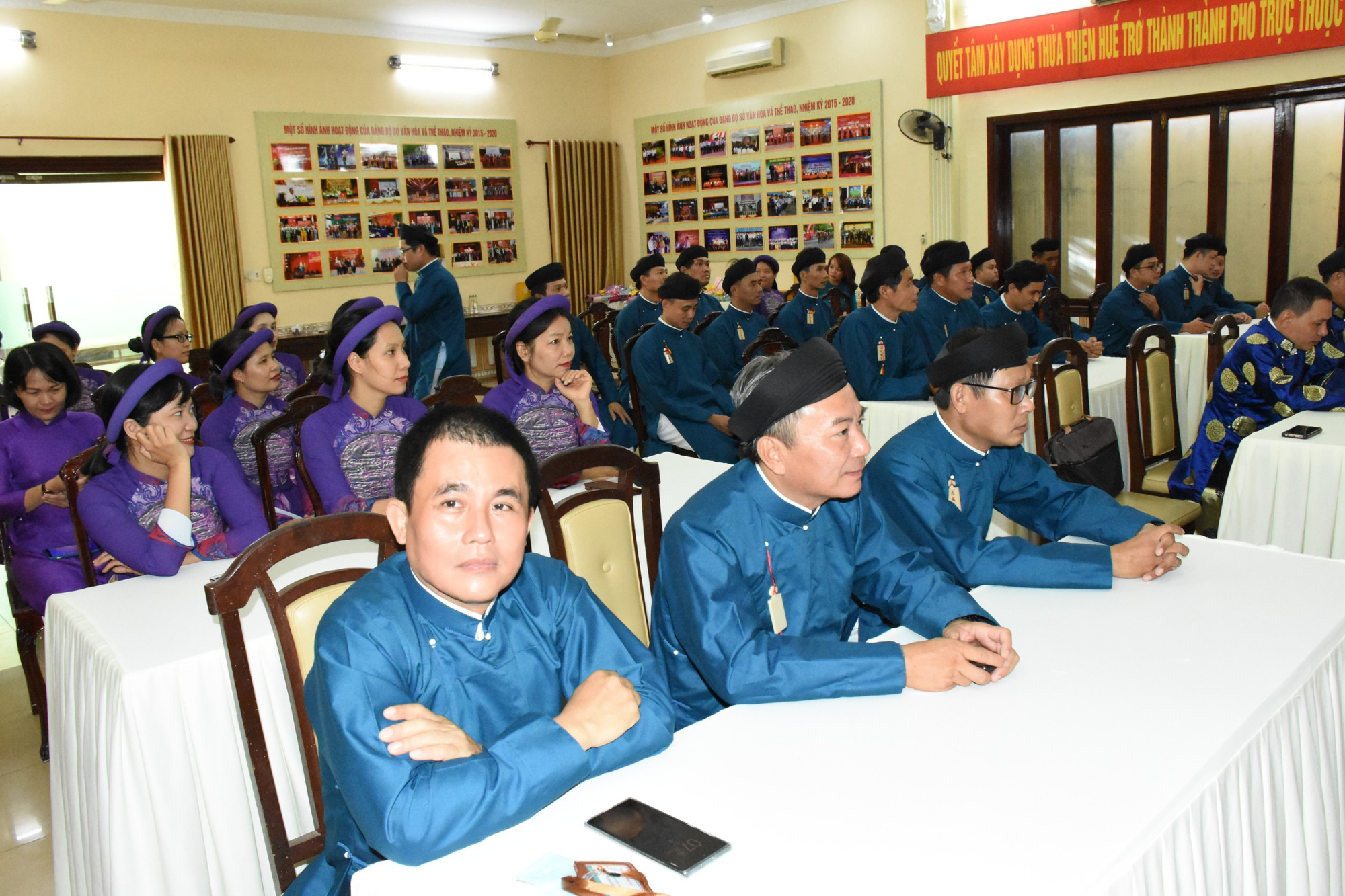 L&atilde;nh đạo ng&agrave;nh văn h&oacute;a l&ecirc;n tiếng chuyện nam c&ocirc;ng chức mang &aacute;o d&agrave;i ngũ th&acirc;n đến c&ocirc;ng sở - Ảnh 5.