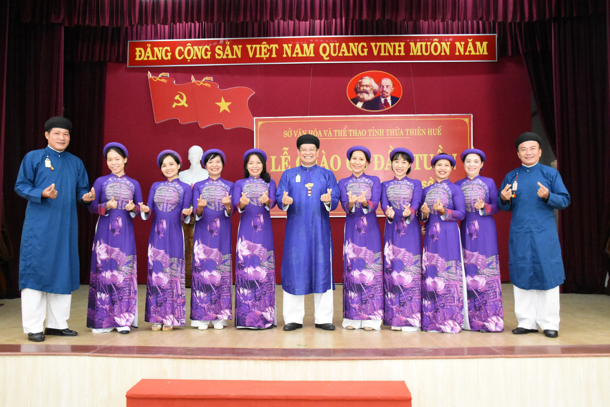 Lãnh đạo ngành văn hóa lên tiếng chuyện nam công chức mang áo dài ngũ thân đến công sở