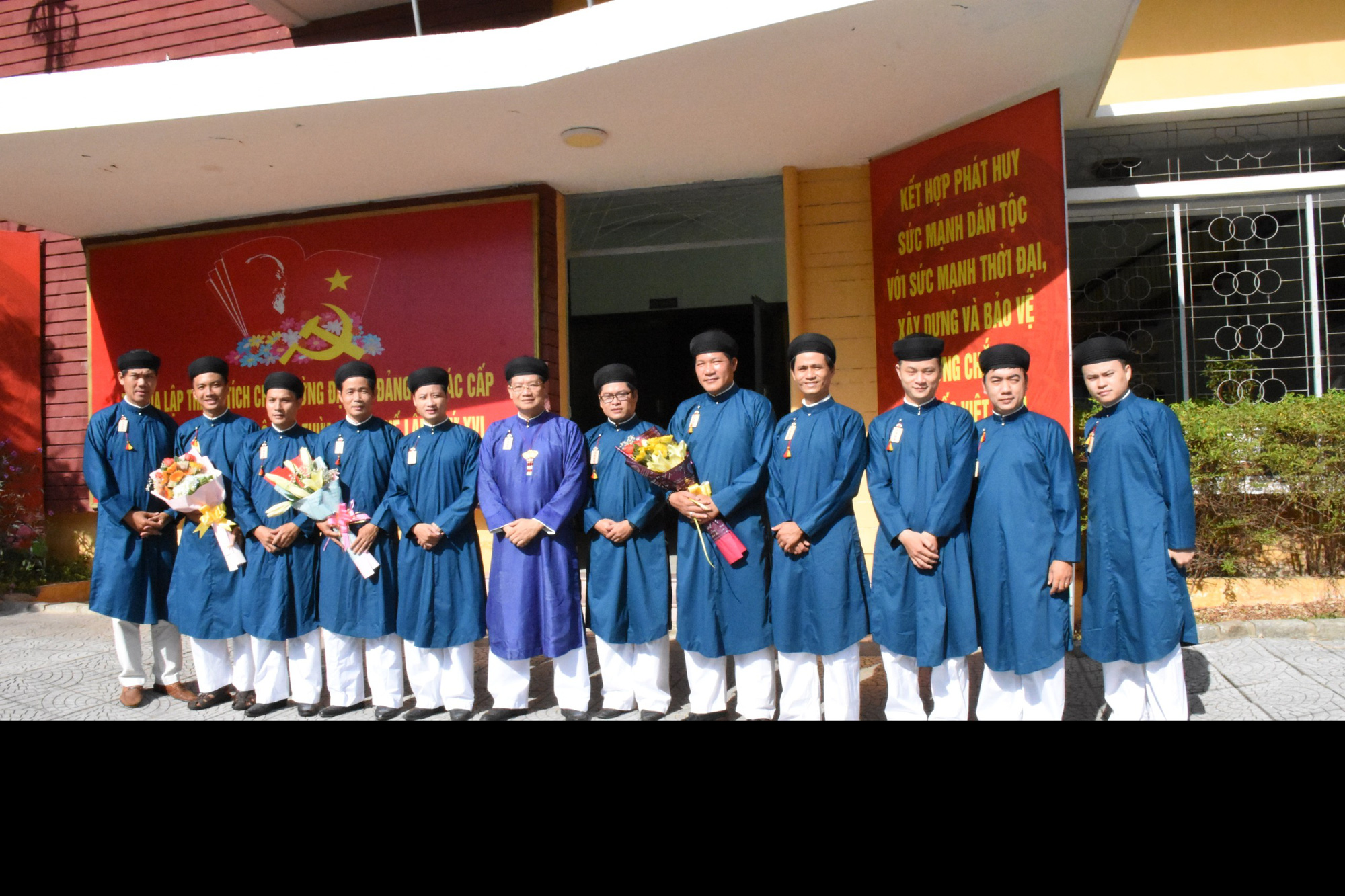 L&atilde;nh đạo ng&agrave;nh văn h&oacute;a l&ecirc;n tiếng chuyện nam c&ocirc;ng chức mang &aacute;o d&agrave;i ngũ th&acirc;n đến c&ocirc;ng sở - Ảnh 1.
