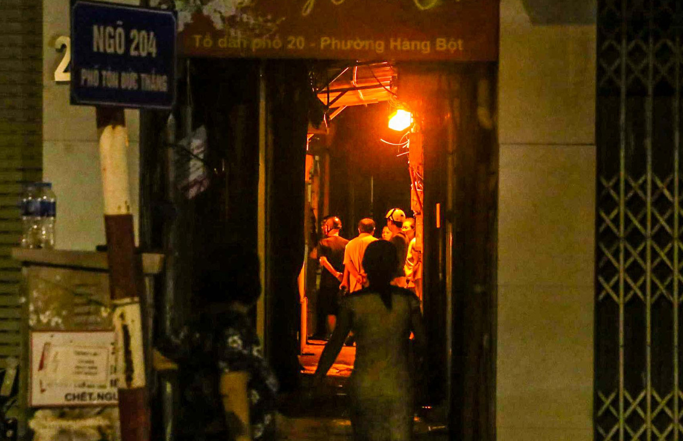 Cảnh sát mặc áo giáp, mang vũ khí truy bắt kẻ bạo hành dã man con gái 6 tuổi