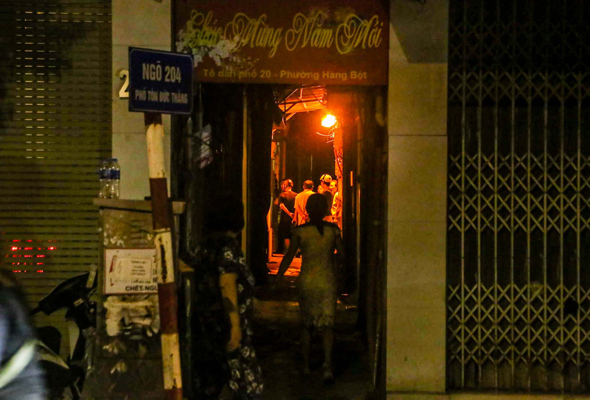 Cảnh s&aacute;t mặc &aacute;o gi&aacute;p, mang vũ kh&iacute; truy bắt kẻ bạo h&agrave;nh d&atilde; man con g&aacute;i 6 tuổi - Ảnh 3.