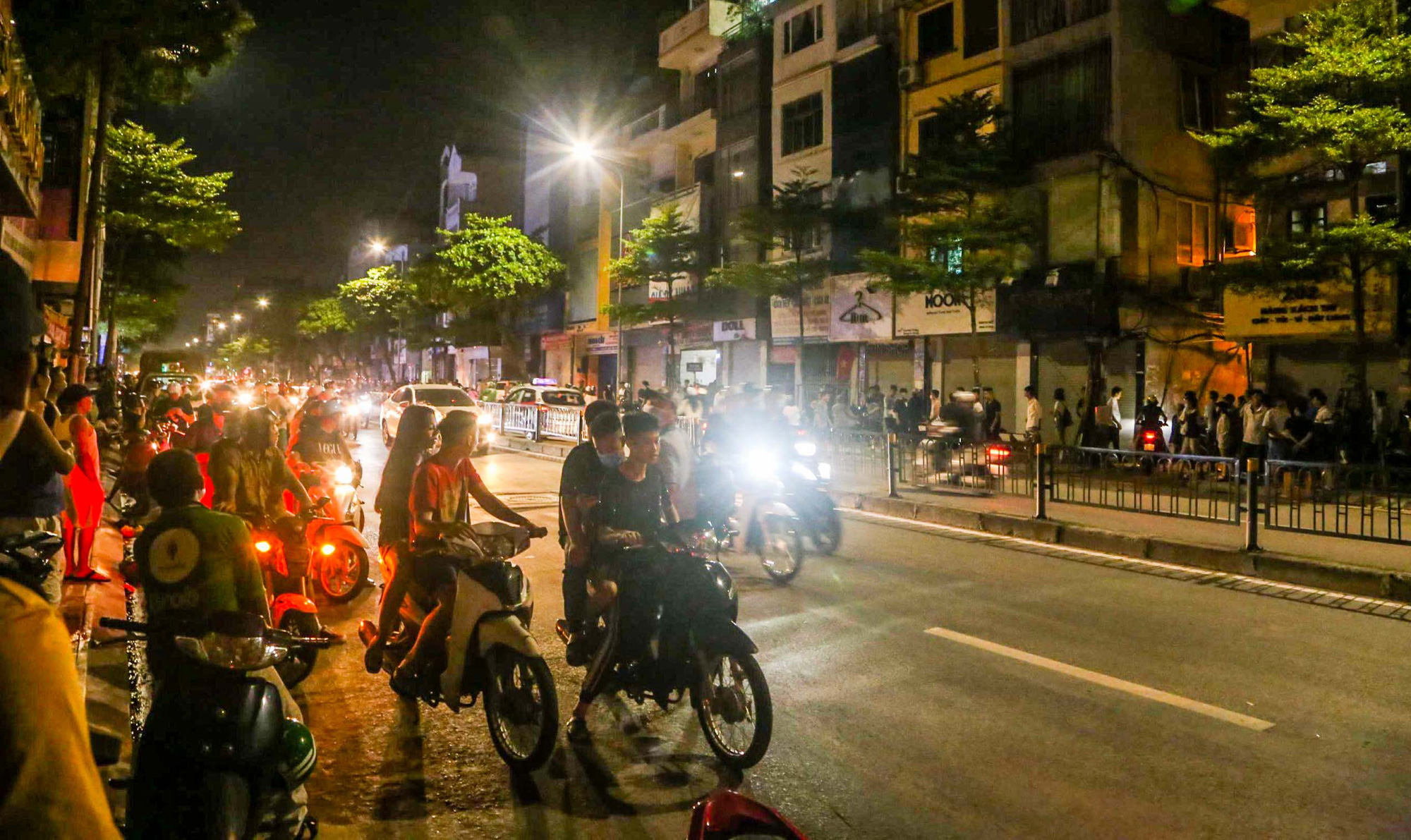 Cảnh s&aacute;t mặc &aacute;o gi&aacute;p, mang vũ kh&iacute; truy bắt kẻ bạo h&agrave;nh d&atilde; man con g&aacute;i 6 tuổi - Ảnh 8.