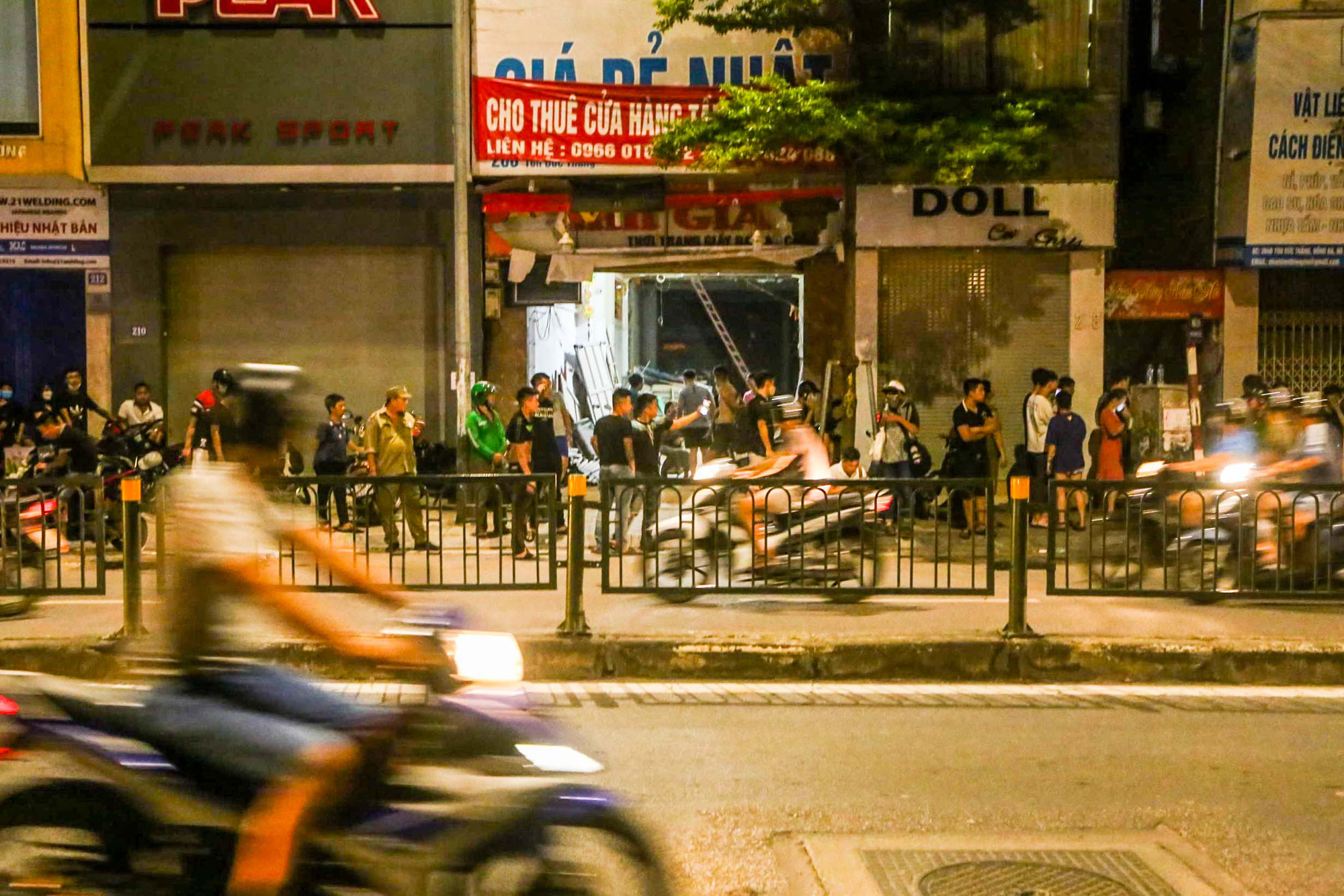 Cảnh s&aacute;t mặc &aacute;o gi&aacute;p, mang vũ kh&iacute; truy bắt kẻ bạo h&agrave;nh d&atilde; man con g&aacute;i 6 tuổi - Ảnh 9.