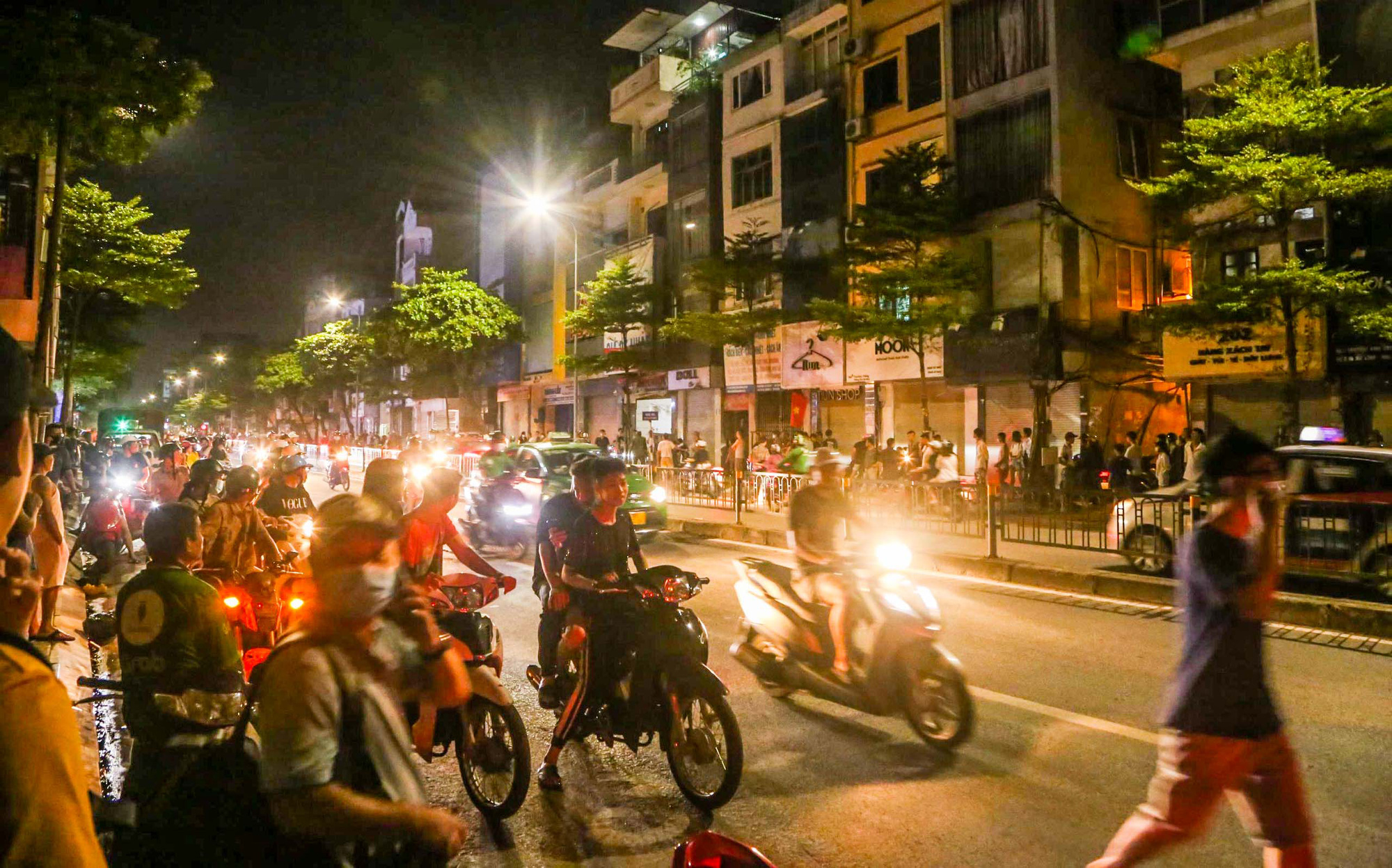 Cảnh s&aacute;t mặc &aacute;o gi&aacute;p, mang vũ kh&iacute; truy bắt kẻ bạo h&agrave;nh d&atilde; man con g&aacute;i 6 tuổi - Ảnh 10.