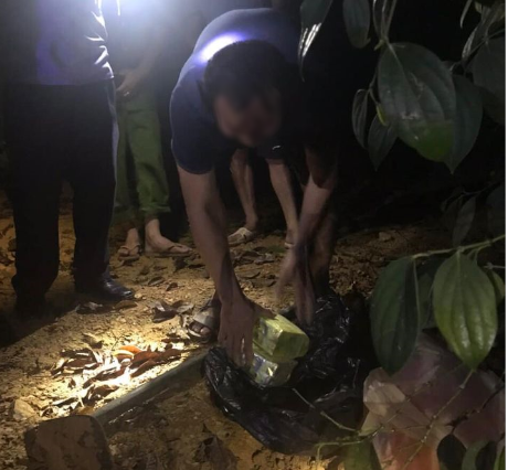 Trắng đ&ecirc;m bắt 4 anh em họ mua b&aacute;n 13 b&aacute;nh heroin, 10.000 vi&ecirc;n ma t&uacute;y, 10 kg ma t&uacute;y đ&aacute; - Ảnh 3.