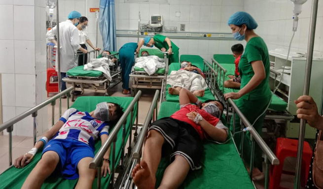 Chọc phá tổ ong trong trường, 16 học sinh nhập viện cấp cứu