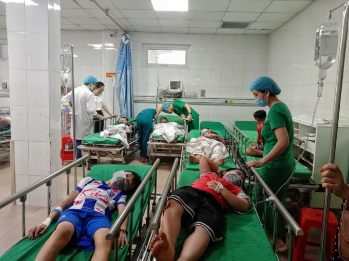 Chọc ph&aacute; tổ ong trong trường, 16 học sinh nhập viện cấp cứu - Ảnh 1.
