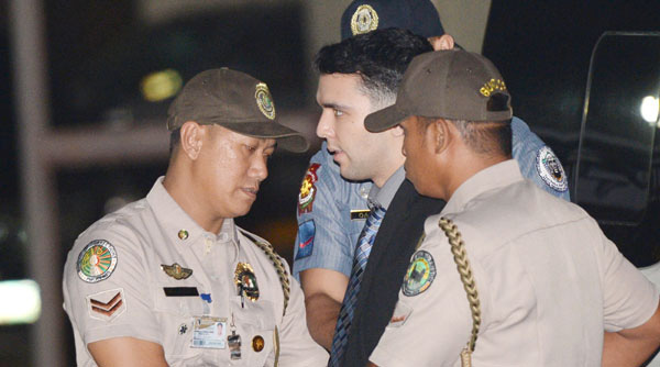 &Ocirc;ng Duterte g&acirc;y s&oacute;ng gi&oacute; khi &acirc;n x&aacute; l&iacute;nh Mỹ giết c&ocirc; g&aacute;i chuyển giới - Ảnh 1.