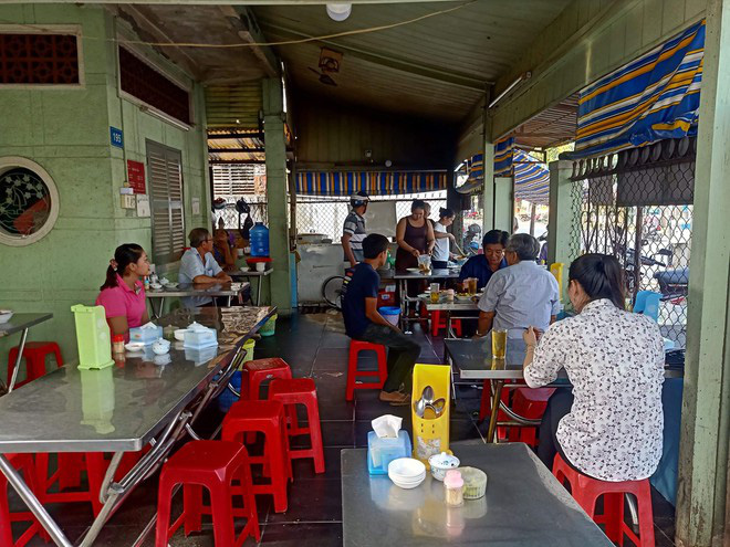 Qu&aacute;n c&agrave; ri Ấn Độ hơn 40 năm ở miền T&acirc;y lạ, ngon bởi m&oacute;n ăn k&egrave;m - Ảnh 4.