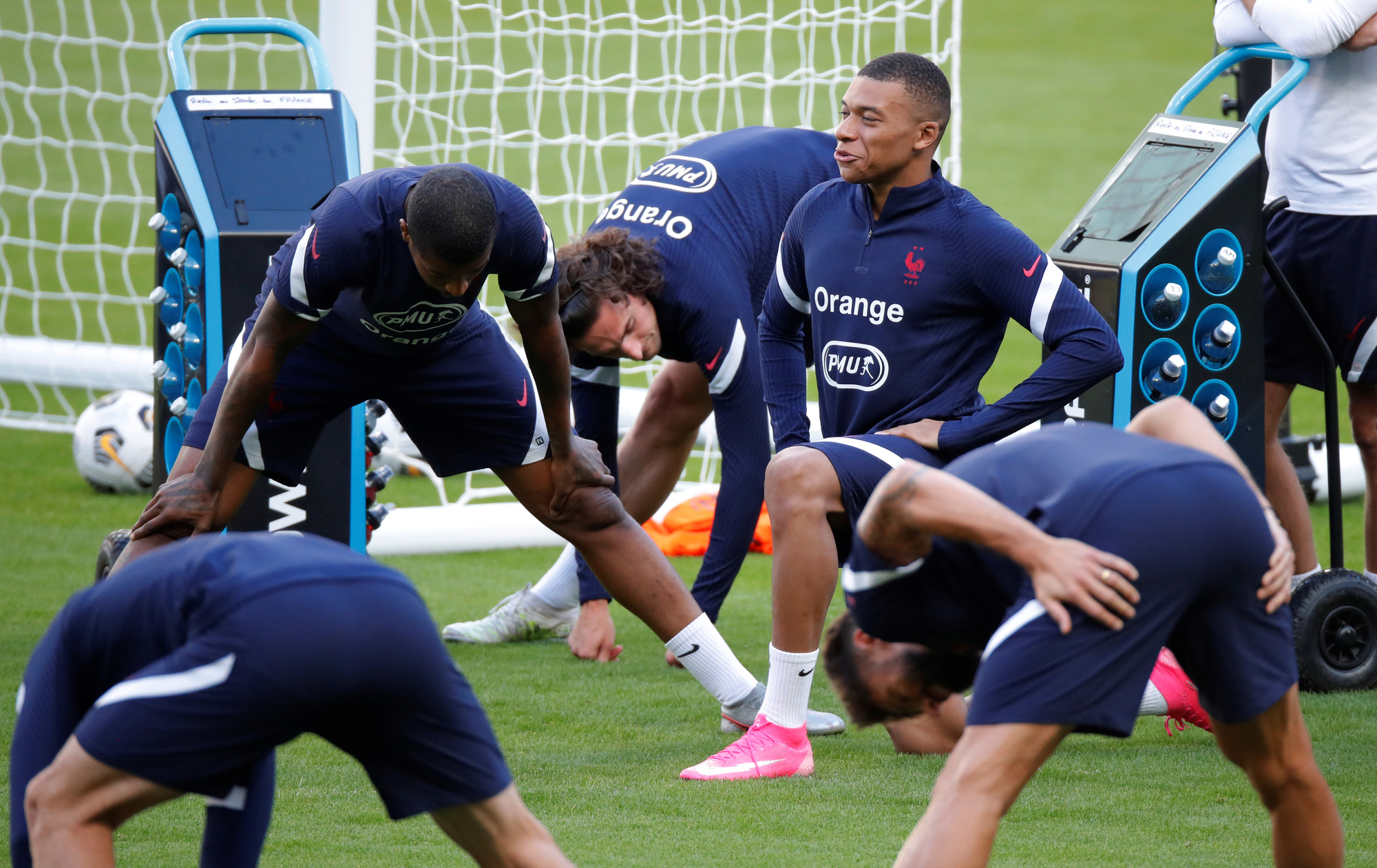 Mbappe nhiễm Covid-19, tuyển Ph&aacute;p v&agrave; PSG đối đầu gay gắt  - Ảnh 5.