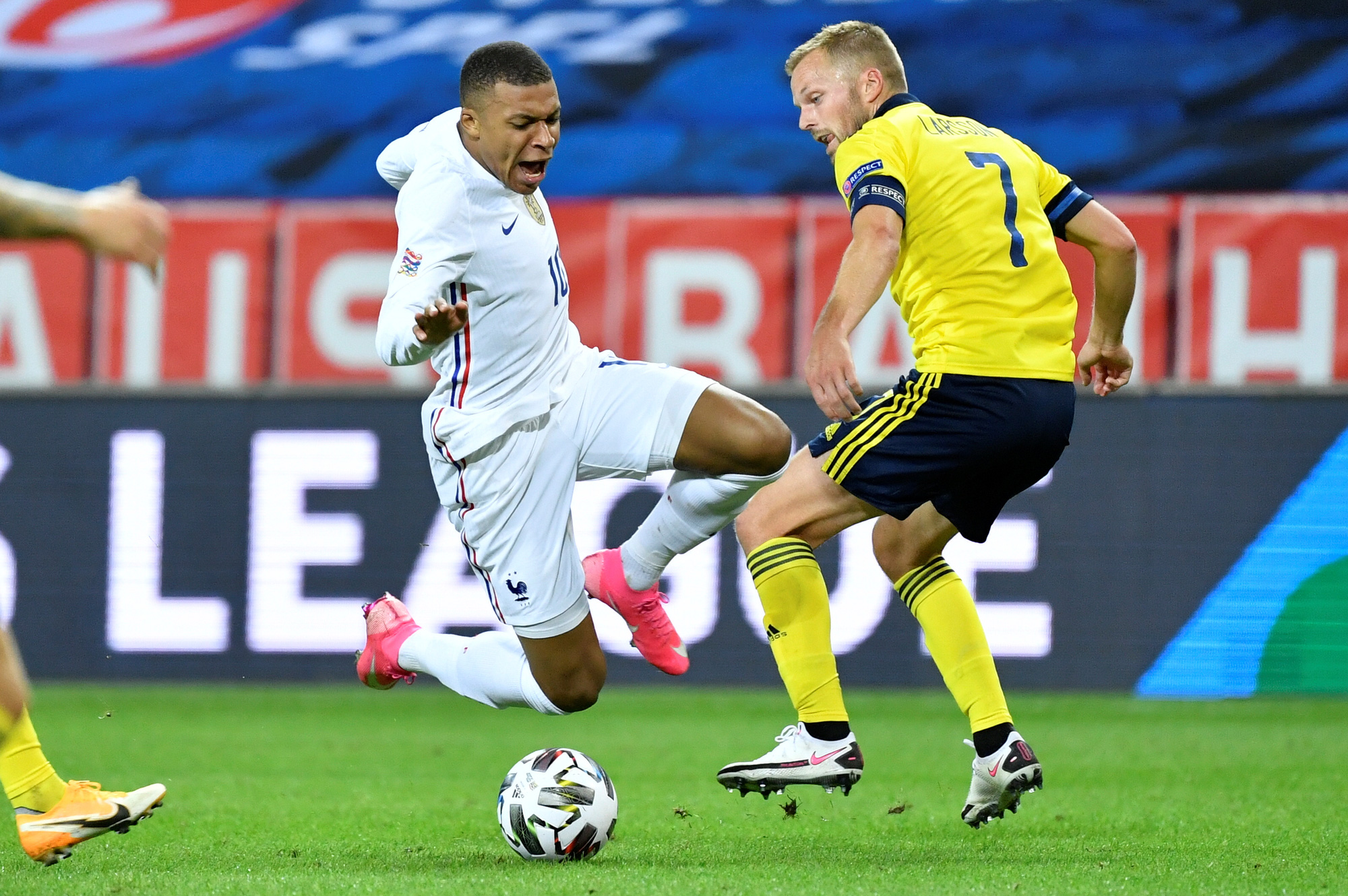 Mbappe nhiễm Covid-19, tuyển Ph&aacute;p v&agrave; PSG đối đầu gay gắt  - Ảnh 2.