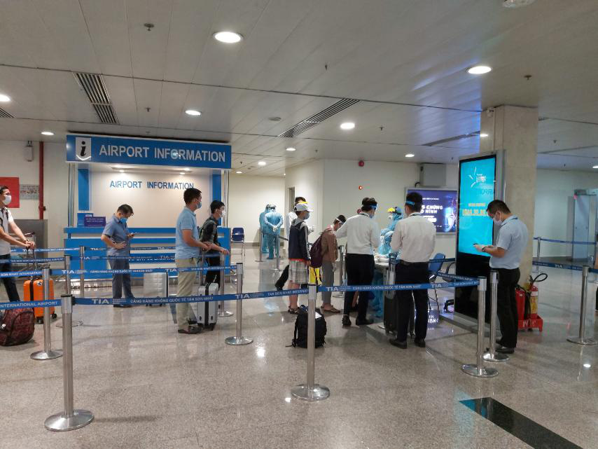 H&agrave;nh kh&aacute;ch bay từ Đ&agrave; Nẵng v&agrave;o TP HCM được x&eacute;t nghiệm Covid-19 thế n&agrave;o? - Ảnh 2.