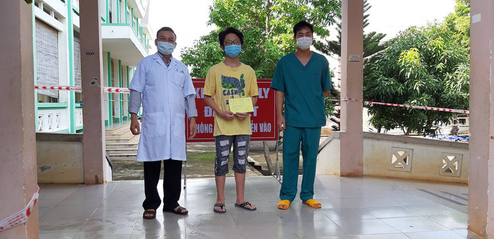 Học sinh lớp 8 âm tính rồi dương tính với SARS-CoV-2 được xuất viện - Ảnh 1.