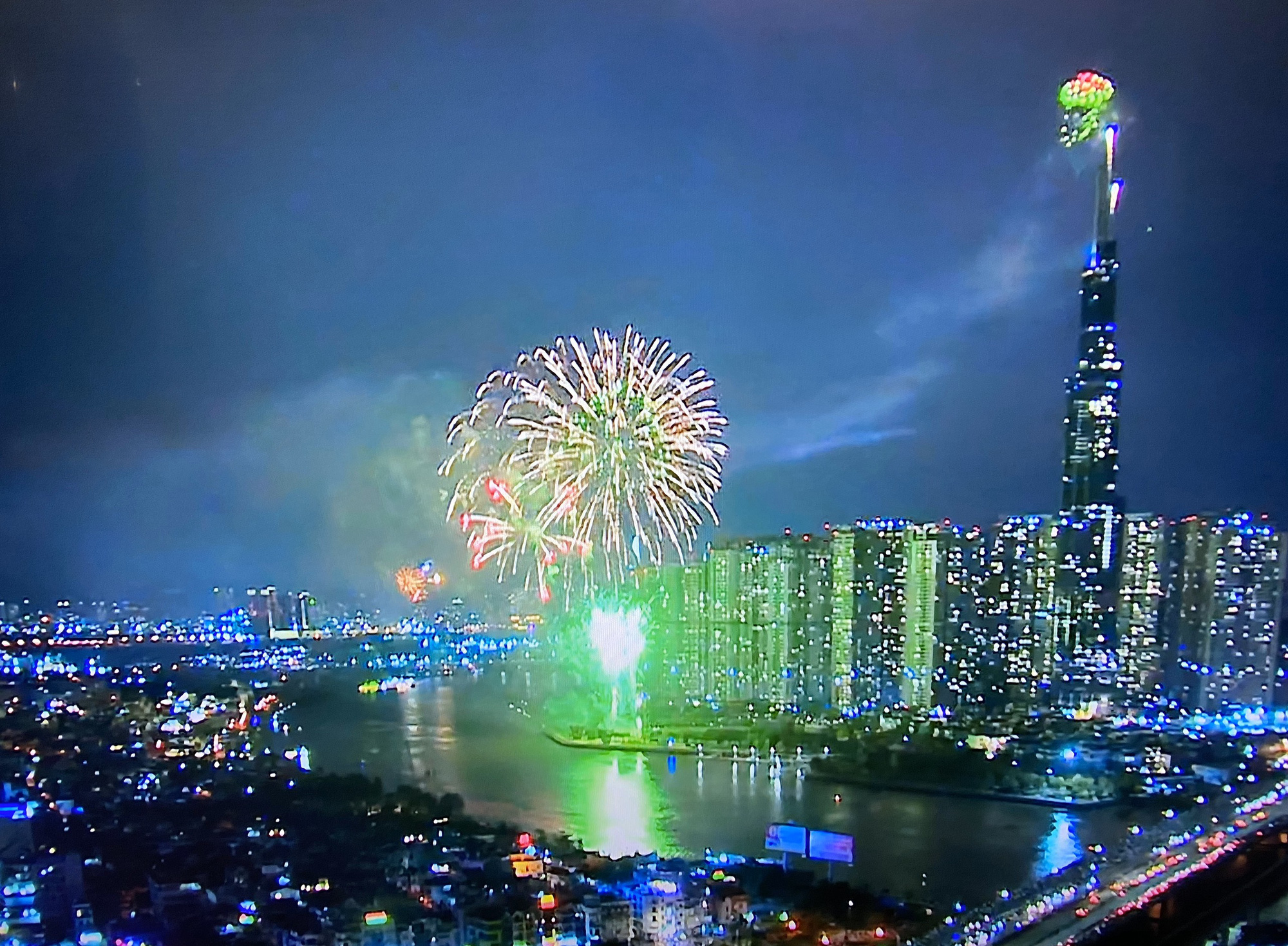 Người dân TP HCM đổ về phố đi bộ Nguyễn Huệ chào đón năm mới 2021