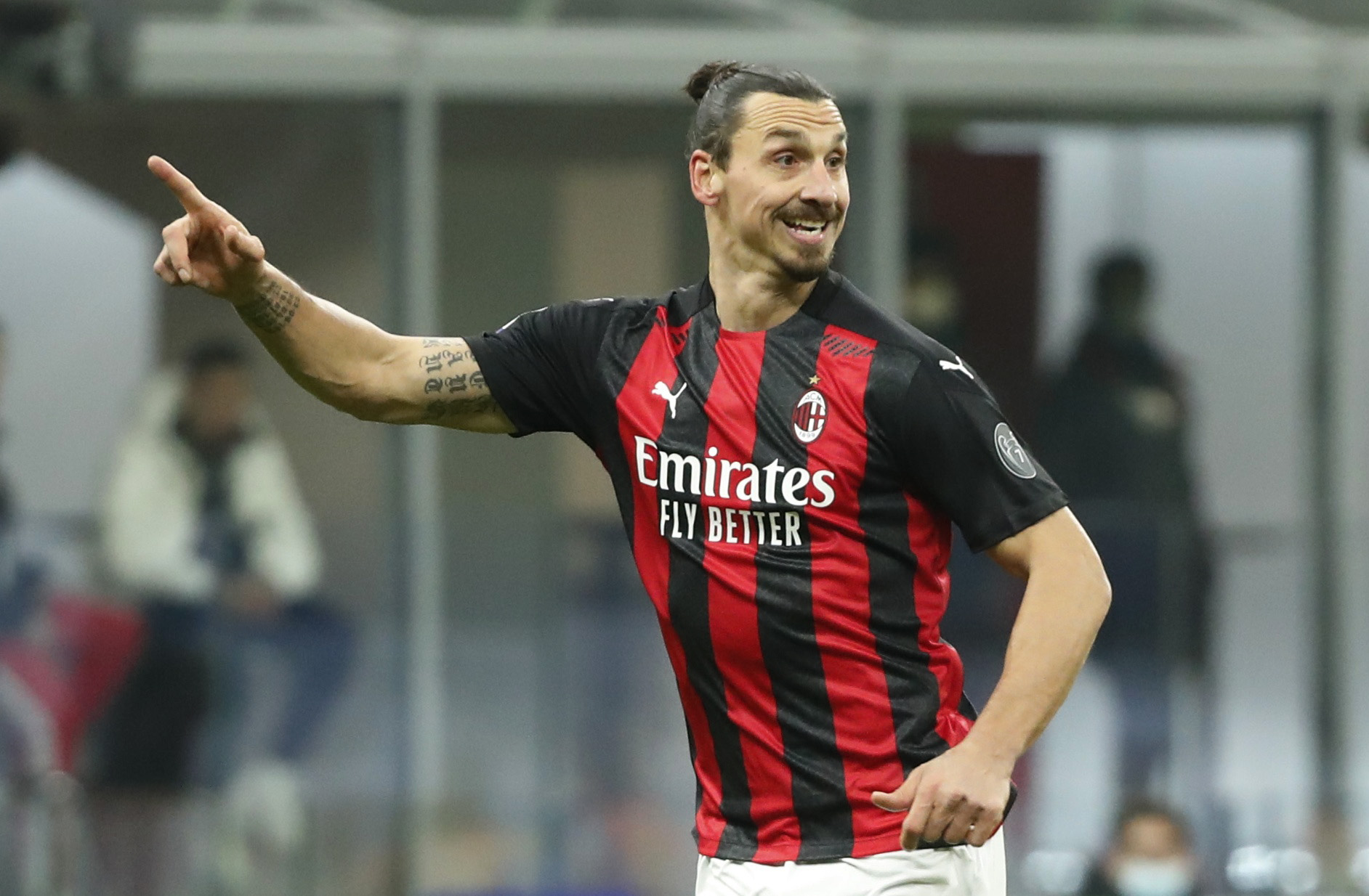 "Thánh" Ibrahimovic tái xuất, AC Milan thống trị Serie A