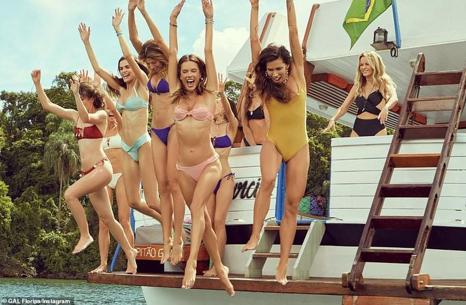 Bỏng mắt với những h&igrave;nh ảnh mới nhất về si&ecirc;u mẫu Alessandra Ambrosio - Ảnh 7.