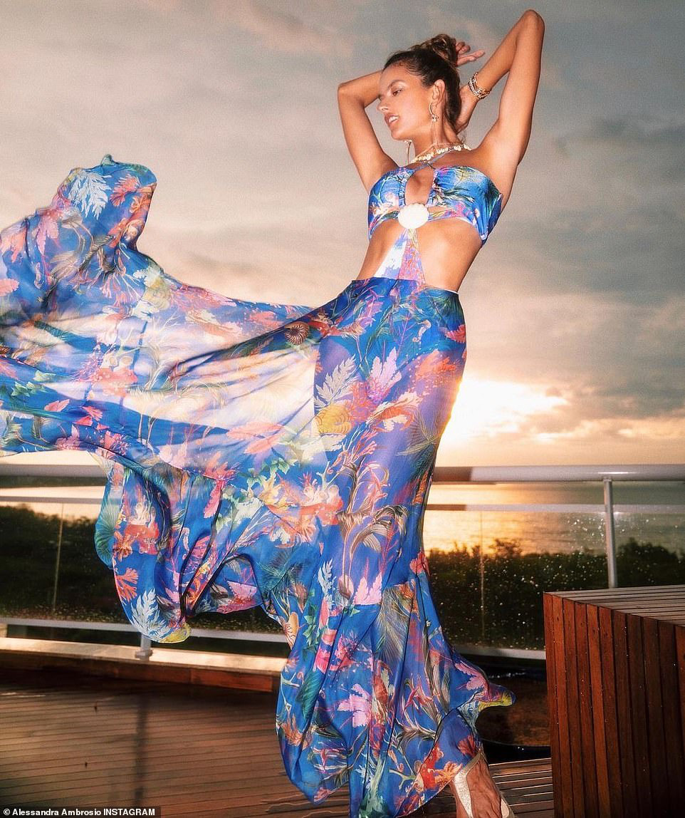 Bỏng mắt với những h&igrave;nh ảnh mới nhất về si&ecirc;u mẫu Alessandra Ambrosio - Ảnh 5.