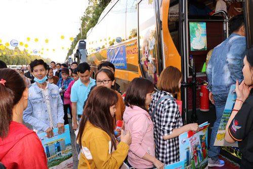 Mang Tết đến c&ocirc;ng nh&acirc;n kh&oacute; khăn - Ảnh 1.