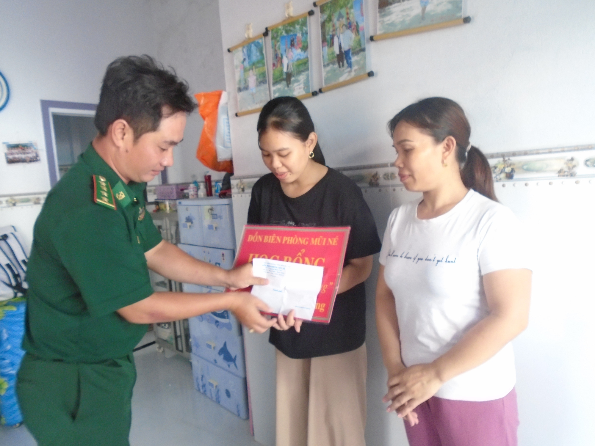 Nâng bước học sinh nghèo đến trường