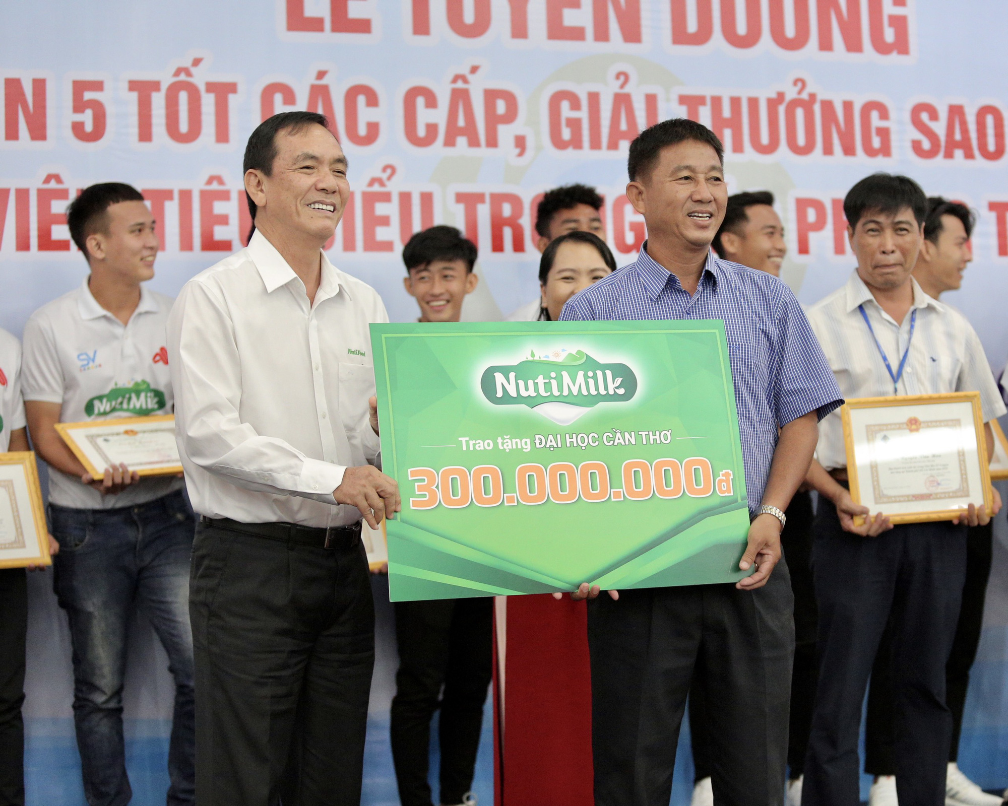 Trường ĐH Cần Thơ được thưởng lớn sau chiến t&iacute;ch v&ocirc; địch SV-League 2020 - Ảnh 2.