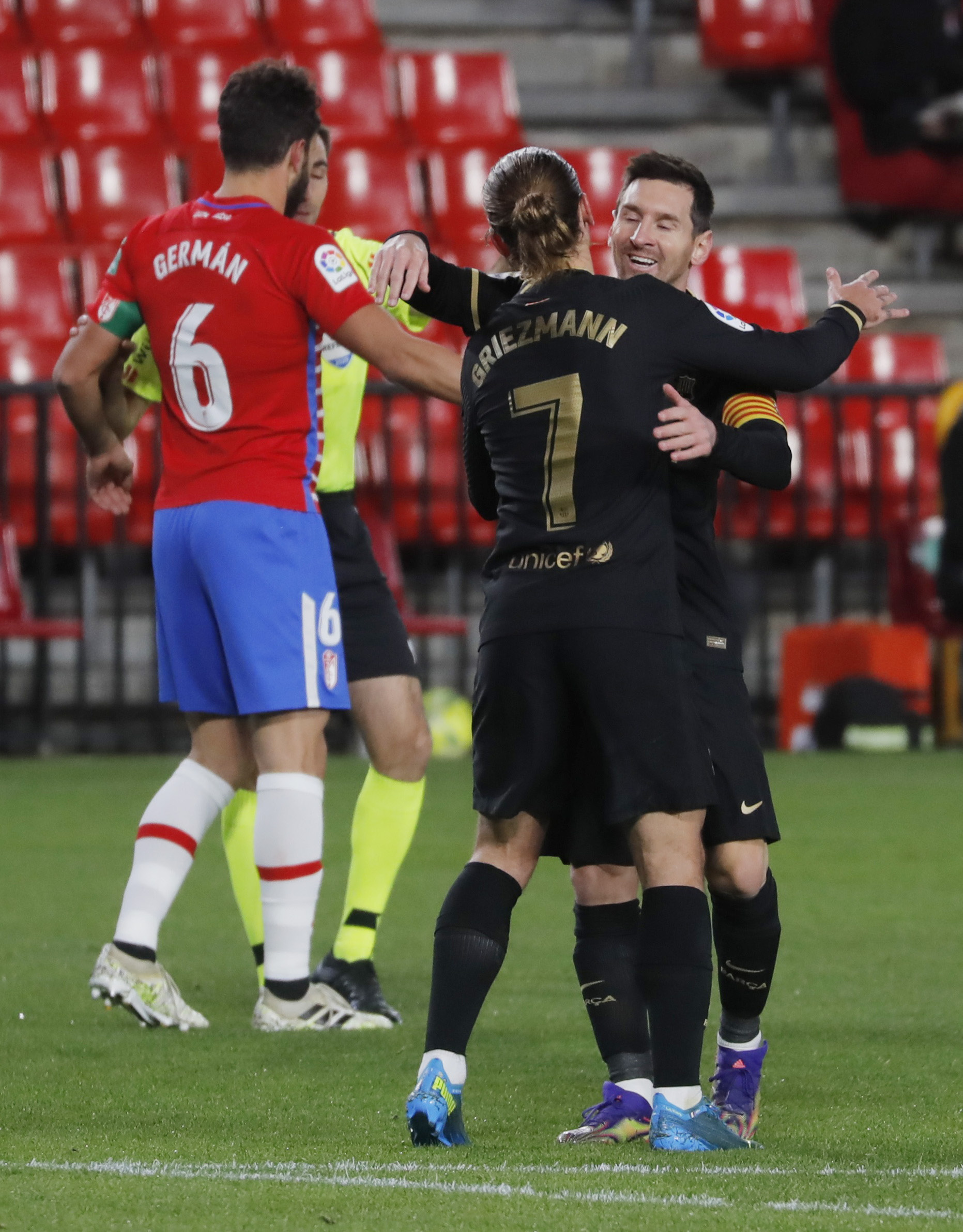 Messi v&agrave; Griezmann bắn hạ Granada, Barcelona l&ecirc;n Top 3 La Liga - Ảnh 4.
