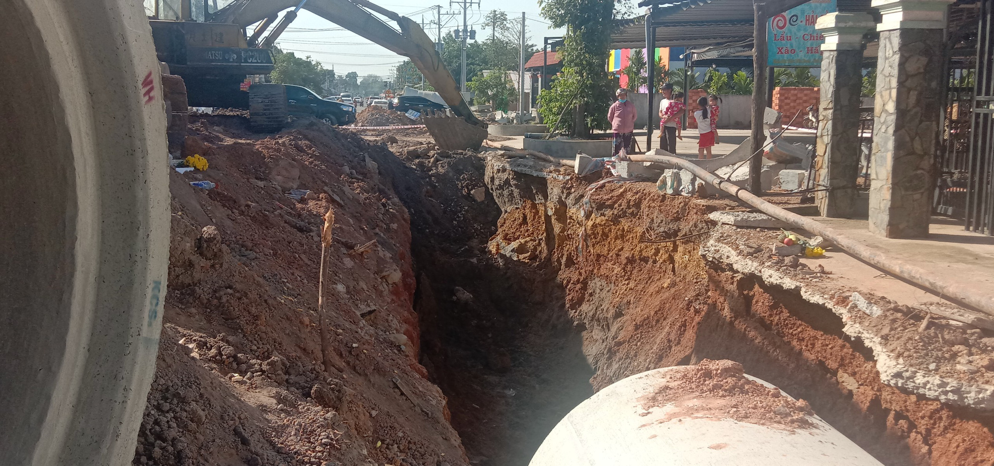 Một người tử vong tại chỗ do ống cống rơi từ tr&ecirc;n cao xuống - Ảnh 1.