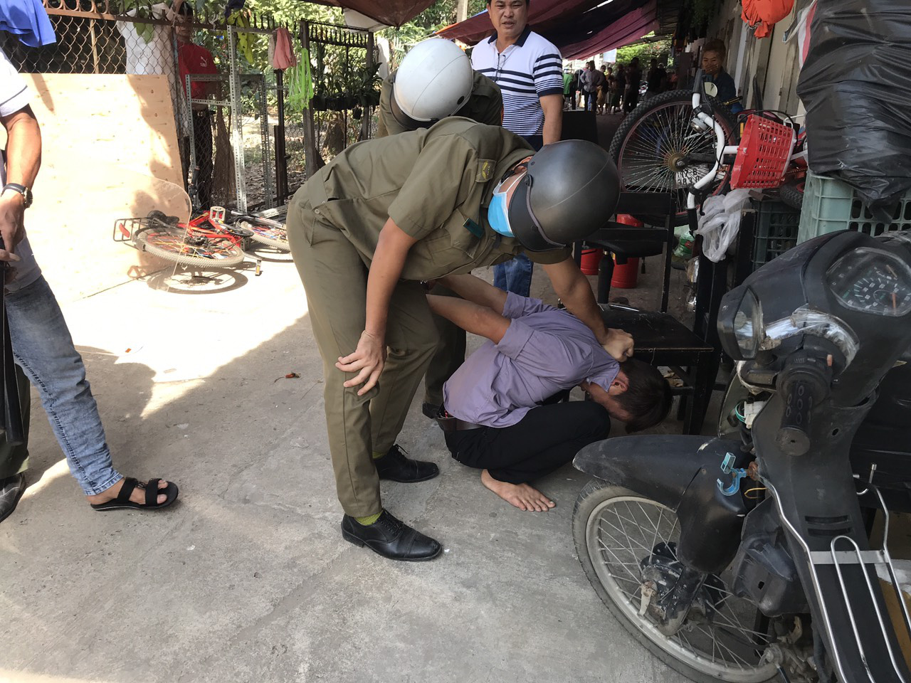 Hoảng loạn vì nam thanh niên ôm khư khư bình gas đã mở van đòi phóng hỏa
