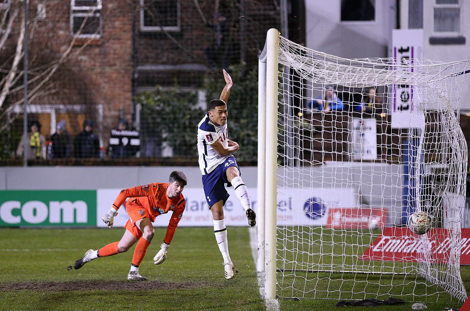 Sao 16 tuổi tỏa s&aacute;ng, Tottenham v&ugrave;i dập l&iacute;nh thủy Marine - Ảnh 2.