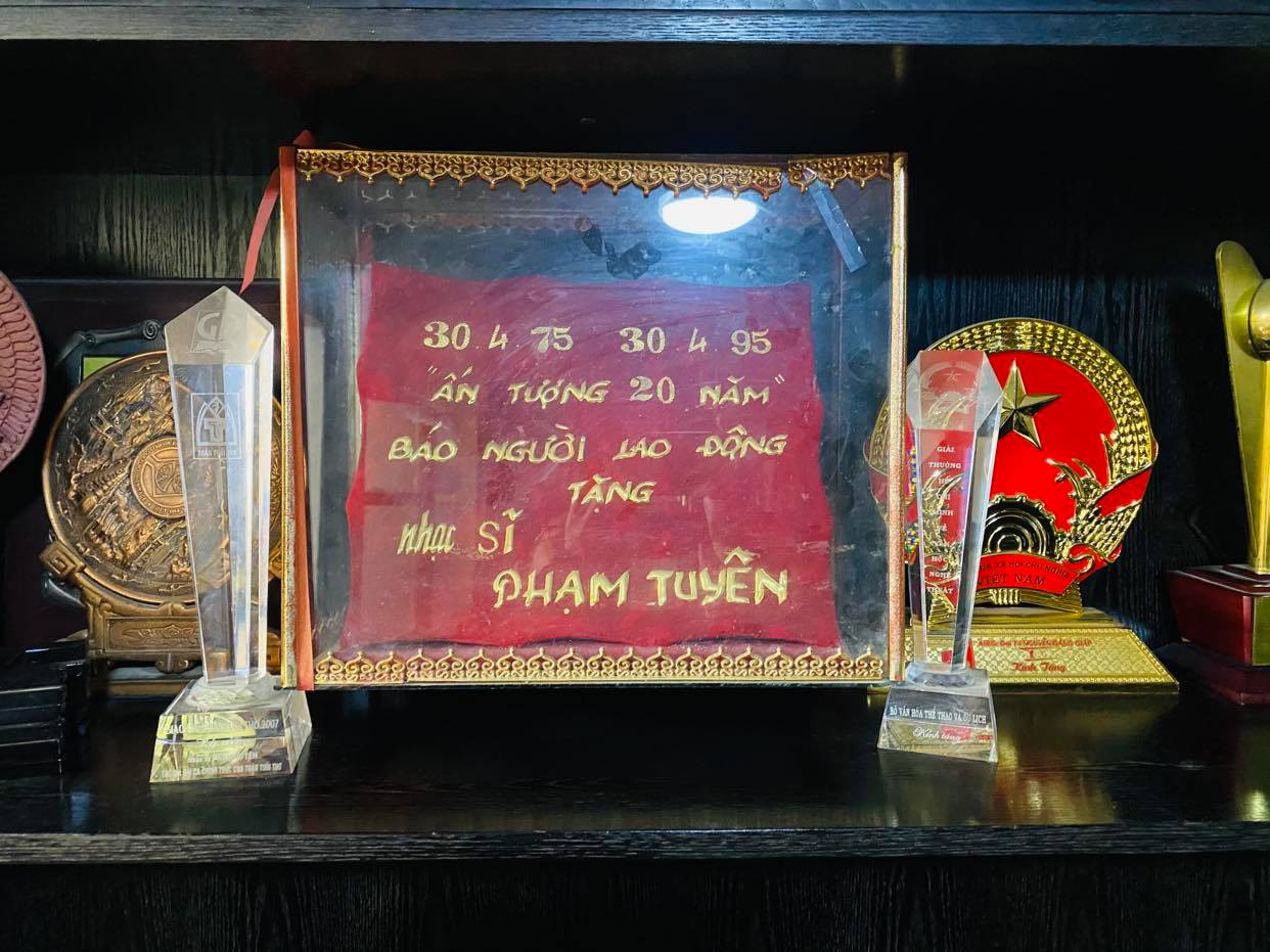 Mai V&agrave;ng nh&acirc;n &aacute;i thăm nhạc sĩ Phạm Tuy&ecirc;n trước sinh nhật tuổi 91 - Ảnh 6.