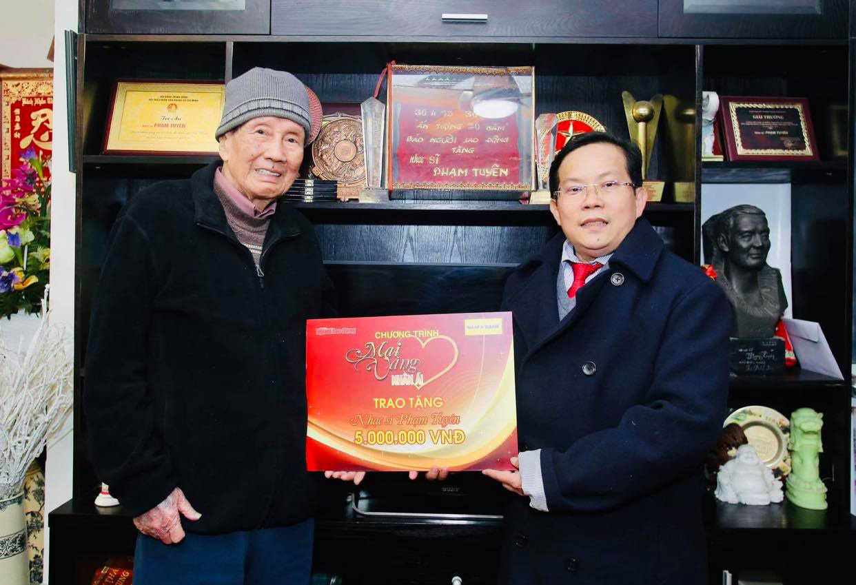 "Mai Vàng nhân ái" thăm nhạc sĩ Phạm Tuyên trước sinh nhật tuổi 91