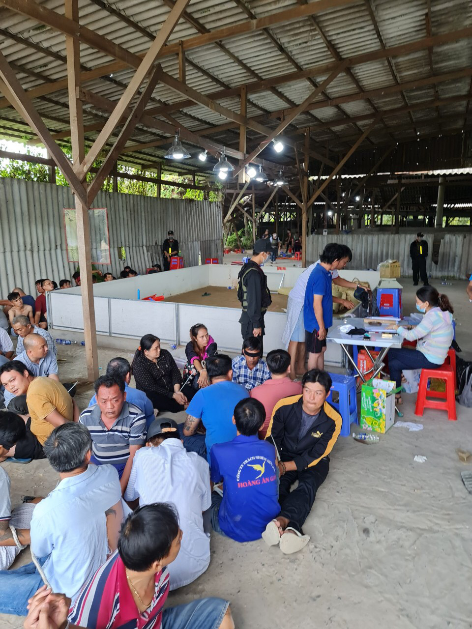 Hơn 100 c&ocirc;ng an v&acirc;y bắt 153 đối tượng s&aacute;t phạt nhau trong kho gạo - Ảnh 2.