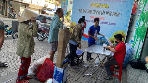 Gom rác để "săn quà"