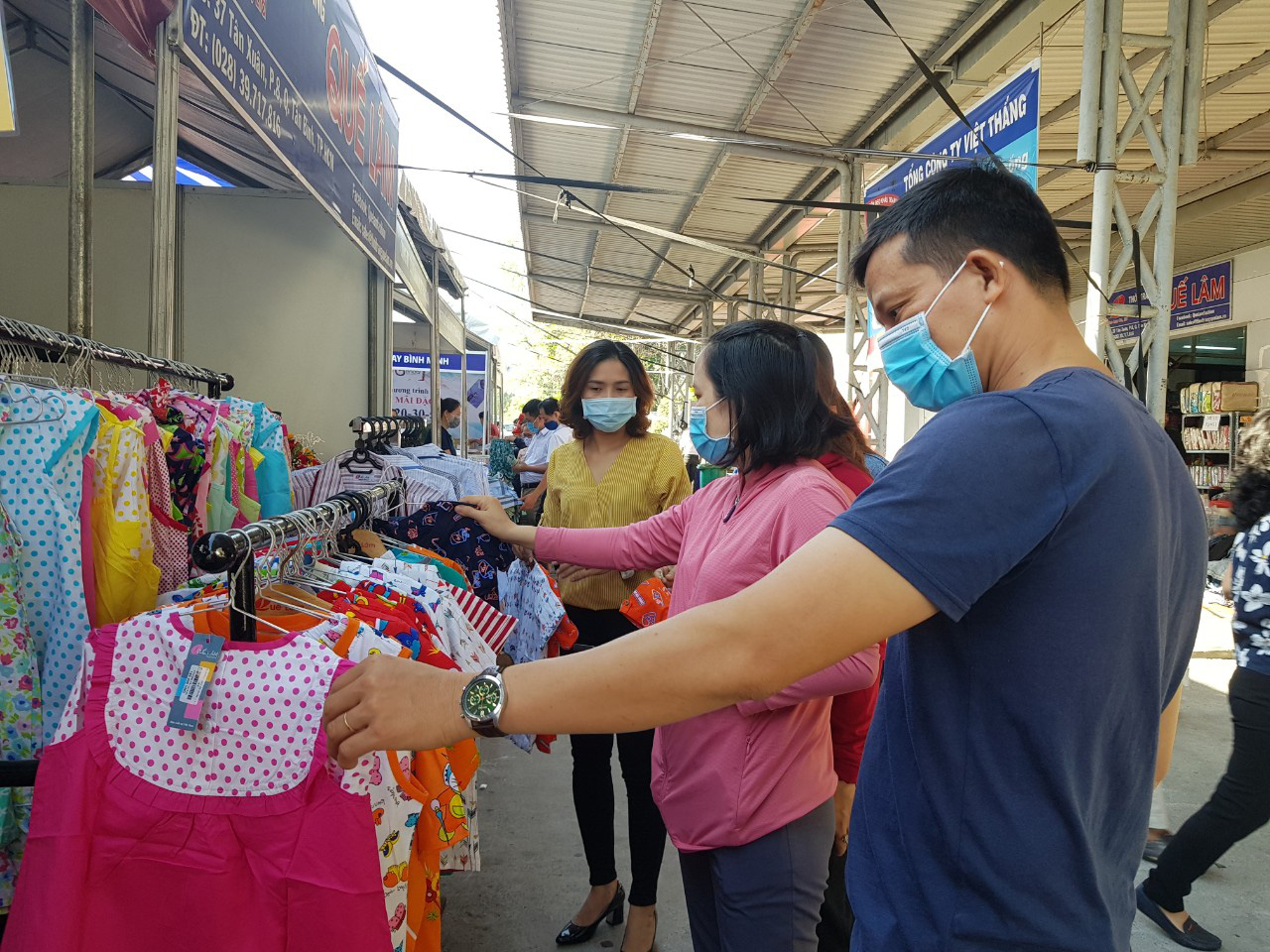 Hơn 10.000 c&ocirc;ng nh&acirc;n dệt may vui Tết sum vầy - Ảnh 1.