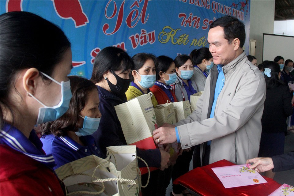 "Tết sum vầy" đến với công nhân khó khăn