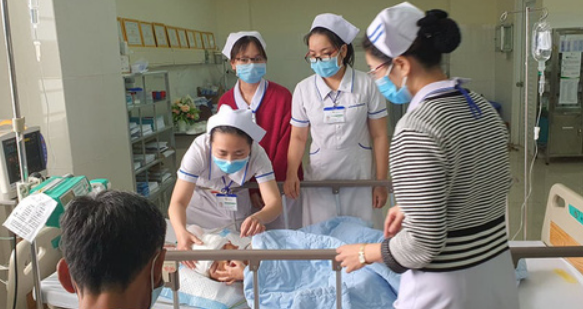 Bệnh viện bật "báo động đỏ" cứu cháu bé 5 tuổi bị cha chém nát mặt