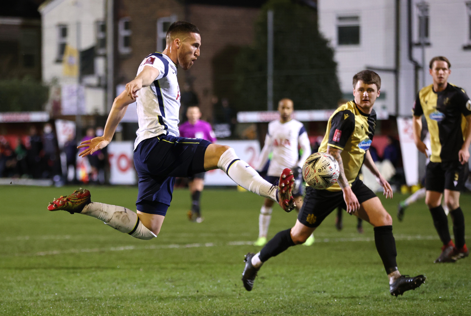 Sao 16 tuổi tỏa s&aacute;ng, Tottenham v&ugrave;i dập l&iacute;nh thủy Marine - Ảnh 1.