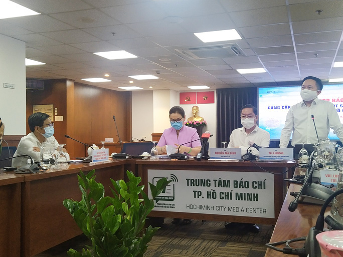 Khởi tố nam tiếp vi&ecirc;n h&agrave;ng kh&ocirc;ng l&agrave;m l&acirc;y lan Covid-19 - Ảnh 1.
