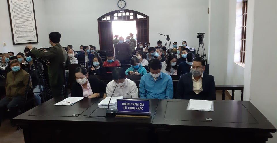 X&eacute;t xử đại gia Trịnh Sướng, t&ograve;a &aacute;n phải che rạp, bắt loa ra giữa s&acirc;n t&ograve;a - Ảnh 3.