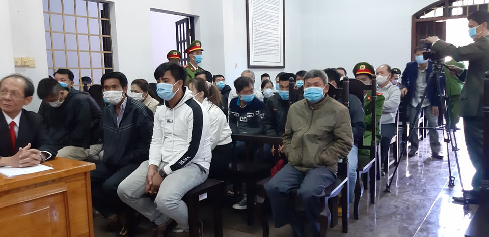 Xét xử đại gia Trịnh Sướng, tòa án phải che rạp, bắt loa ra giữa sân tòa