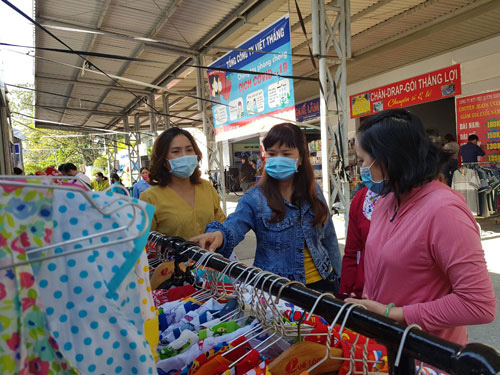 Mang Xuân về với công nhân