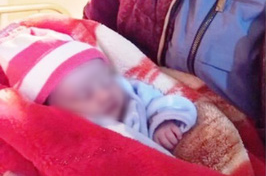 Bé gái sơ sinh bị bỏ rơi trong đêm rét buốt 10 độ C với dòng chữ "mẹ có lỗi với con"