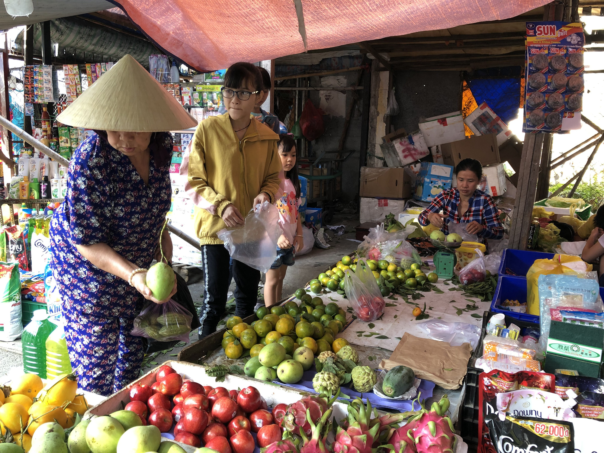 TP HCM: Giảm 50% tiền thu&ecirc; sạp cho tiểu thương chợ truyền thống - Ảnh 1.