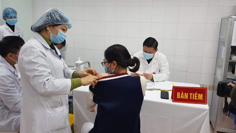 CLIP: Tiêm vắc-xin Covid-19 liều cao nhất cho nữ tình nguyện viên - Ảnh 1.
