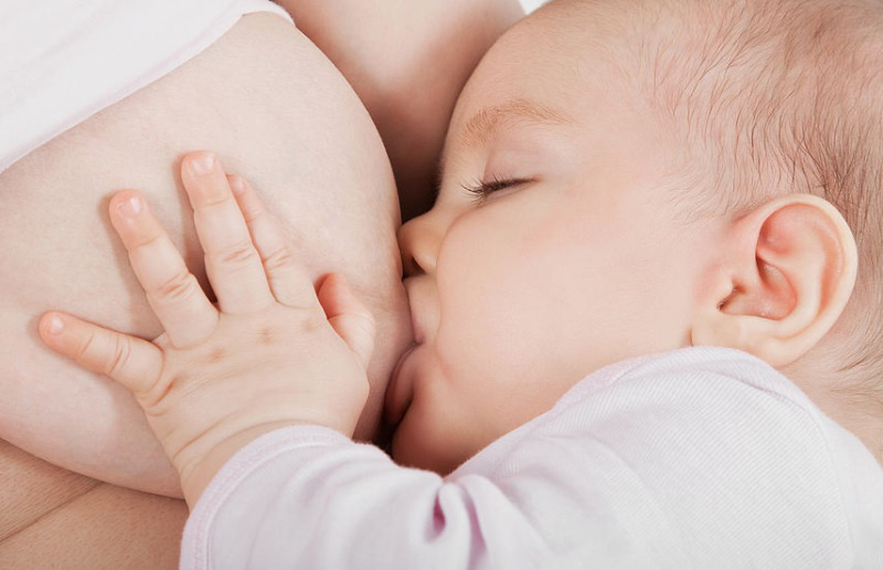 Mẹ bị tiêu chảy, con bú sữa cũng lây bệnh?