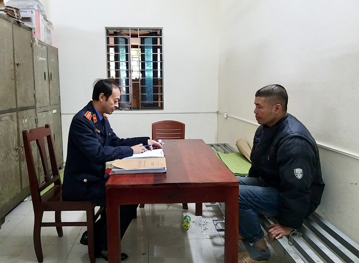 Bố trói tay con vào gậy ghì xuống nền nhà hành hạ, cắt trọc tóc - Ảnh 1.