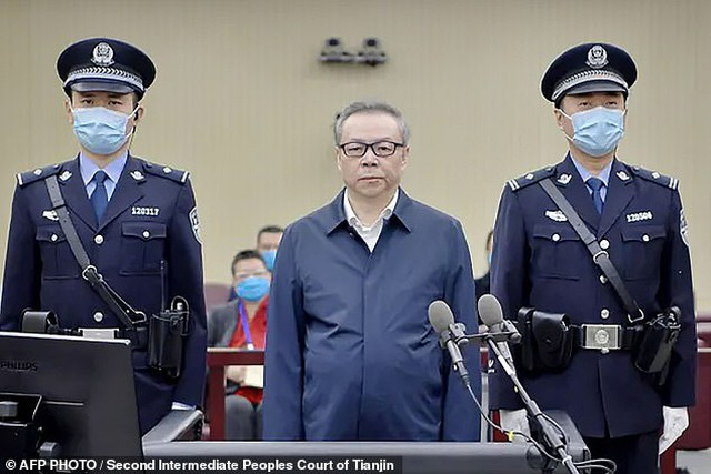 Video 3 tấn tiền mặt chất như núi trong nhà quan tham Trung Quốc - Ảnh 2.