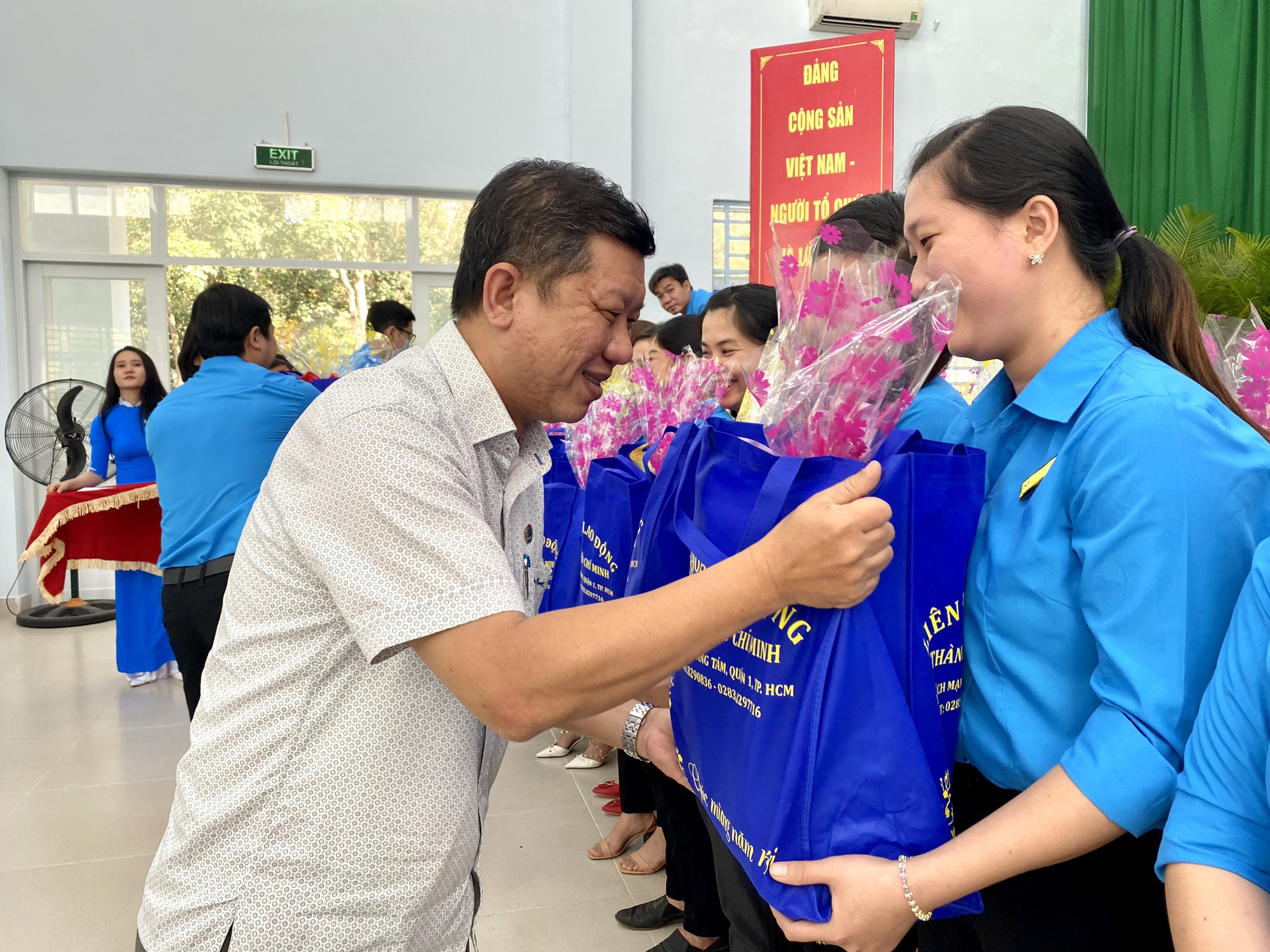 Thăm hỏi, động viên đoàn viên khó khăn