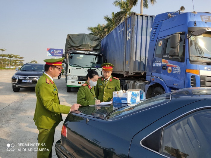 Triệt ph&aacute; đường d&acirc;y vận chuyển h&agrave;ng lậu từ Trung Quốc với số lượng khủng - Ảnh 1.