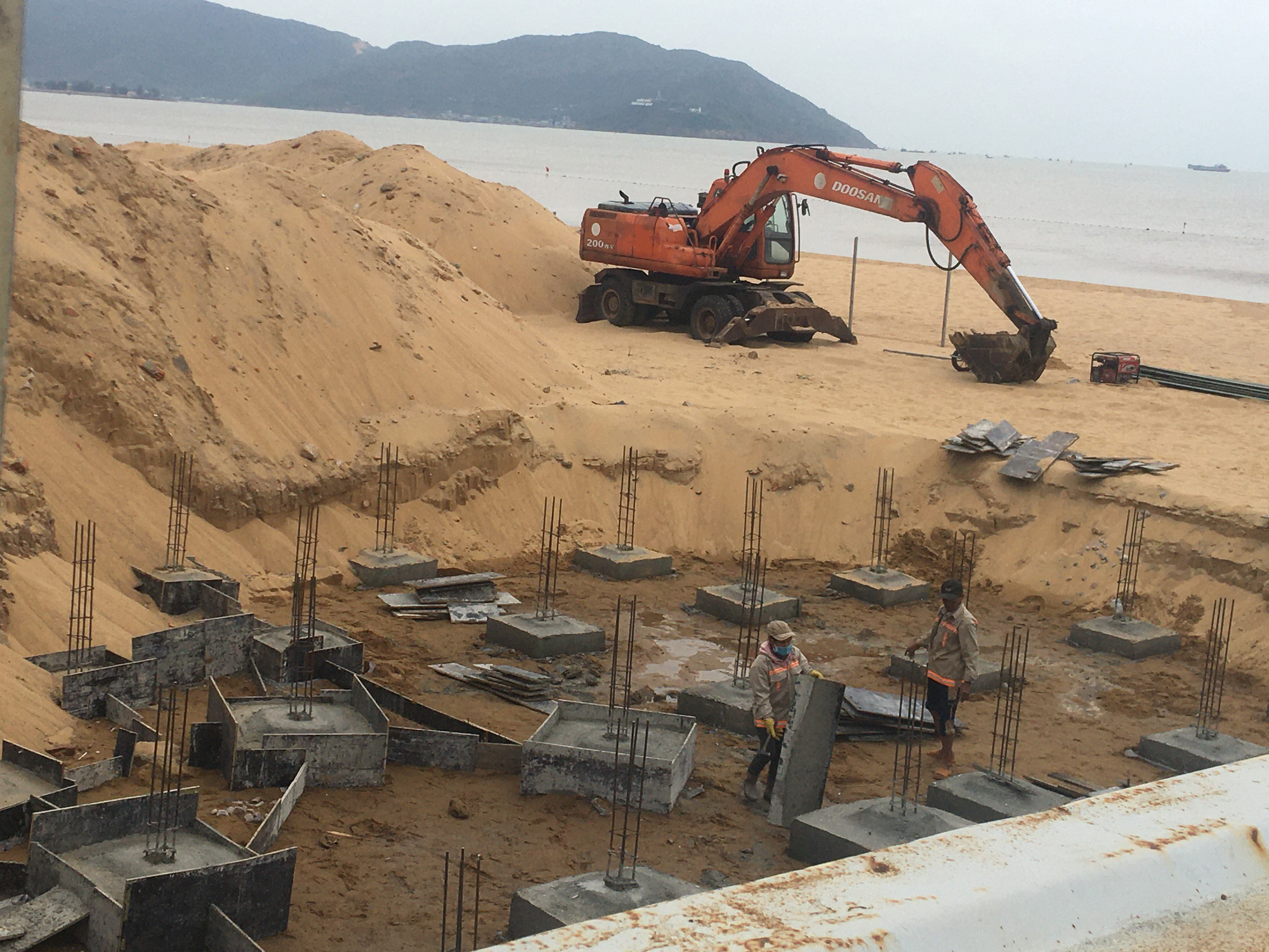 Hàng chục trụ móng xây trái phép trên bờ biển Quy Nhơn