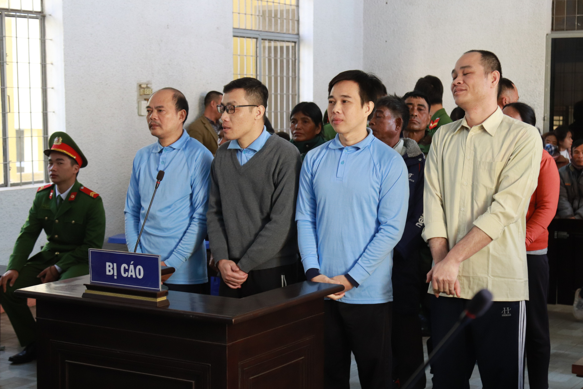 Cán bộ xã bắt tay 6 dân nghèo chiếm đoạt tiền dự án ngàn tỉ - Ảnh 1.